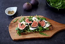 Bauernbrot mit Rucola, Burrata und Feigen - Julia Uehren/loeffelgenuss.de/dpa-tmn