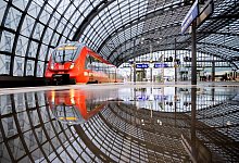 Regionalzug fährt in den Hauptbahnhof Berlin ein - Christoph Soeder/dpa/dpa-tmn Regionalzug fährt in den Hauptbahnhof Berlin ein - Christoph Soeder/dpa/dpa-tmn