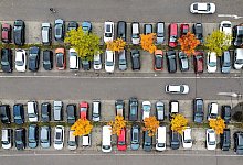 Autos auf einem herbstlichen Parkplatz - Jan Woitas/dpa/dpa-tmn Autos auf einem herbstlichen Parkplatz - Jan Woitas/dpa/dpa-tmn