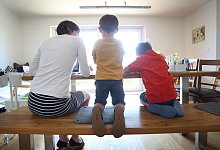 Mutter spricht mit ihren Söhnen am Esstisch - Karl-Josef Hildenbrand/dpa/dpa-tmn