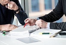 Zwei Männer in einem Beratungsgespräch - Zacharie Scheurer/dpa-tmn