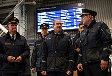 Bundespolizei kontrolliert gewaltbelastete Bahnhöfe - Peter Kneffel/dpa Bundespolizei kontrolliert gewaltbelastete Bahnhöfe - Peter Kneffel/dpa