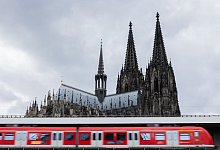 Regionalbahn fährt vor dem Kölner Dom in den Hauptbahnhof ein - Rolf Vennenbernd/dpa/dpa-tmn Regionalbahn fährt vor dem Kölner Dom in den Hauptbahnhof ein - Rolf Vennenbernd/dpa/dpa-tmn