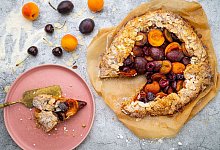 Galette mit Pflaumen, Aprikosen und Kirschen - Ariane Bille/BEVO/dpa-tmn