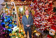 Familie schmückt ihr Haus mit 621 Weihnachtsbäumen - Julian Stratenschulte/dpa Familie schmückt ihr Haus mit 621 Weihnachtsbäumen - Julian Stratenschulte/dpa