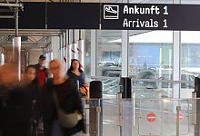 Rückreiseverkehr zum Ende der Herbstferien - Flughafen Köln/Bonn - Sascha Thelen/dpa Rückreiseverkehr zum Ende der Herbstferien - Flughafen Köln/Bonn - Sascha Thelen/dpa