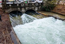 Weitere Entwicklung an der Eisbachwelle - Peter Kneffel/dpa