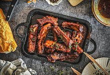 Spareribs - Anja Würfl/die-frau-am-grill.de/dpa-tmn