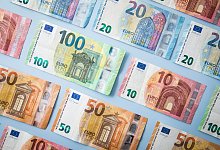 Geldscheine auf einem blauen Untergrund - Christin Klose/dpa-tmn