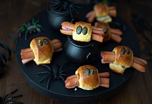 Würstchenspinnen für Halloween - Mareike Pucka/biskuitwerkstatt.de/dpa-tmn Würstchenspinnen für Halloween - Mareike Pucka/biskuitwerkstatt.de/dpa-tmn