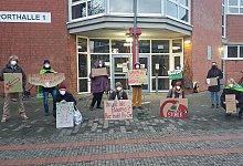 Die mit Fridays for Future befreundete Klimagruppe Extinction Rebellion demonstriert im Vorfld der Sitzung des Planungs- und Stadtentwicklungsausschusses vor dem Eingang der Masch-Sporthalle - Uwe Pollmeier