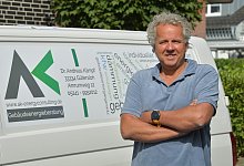 25-08-25, Neuanfang mit 62 Jahren, Andreas Kämpf als Gebäudeenergieberater seit dem 1. Juni sein eigener HerrUmgestaltung Isselhorster Kirchplatz - sport/presse/foto Dünhölter