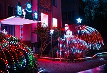 Weihnachtshaus mit Lichtshow in Köln - Christoph Reichwein/dpa