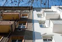 Zwei Hausfassaden in unterschiedlichen Sanierungszuständen - Andrea Warnecke/dpa-tmn