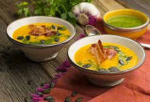 Kürbissuppe mit Kürbiskernpesto und Bacon - BVEO/dpa-tmn