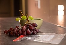 Weintrauben sind in einer Küche zu sehen - Christin Klose/dpa-tmn