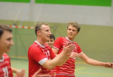 Heimsieg: Die Spieler der TG Hörste feiern ihren Erfolg über Hesselteich. - Johnny Dähne