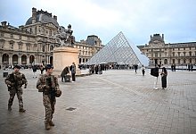 Nach Juwelendiebstahl im Louvre - Emma Da Silva/AP/dpa Nach Juwelendiebstahl im Louvre - Emma Da Silva/AP/dpa