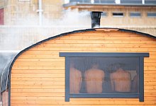 Gäste sitzen in einer Sauna - Sebastian Gollnow/dpa/dpa-tmn