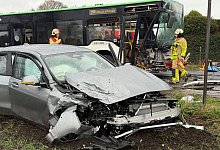 Bus prallt mit Auto zusammen - viele Kinder betroffen - Guido Bludau/dpa
