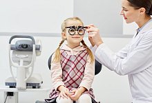 Visiting oculist - AOK/ colourbox/hfr