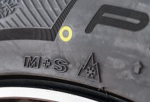 Die Buchstaben M+S an einem Winterreifen - Patrick Pleul/dpa/dpa-tmn