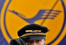 Lufthansa-Pilot - picture alliance / Boris Roessler/dpa Lufthansa-Pilot - picture alliance / Boris Roessler/dpa