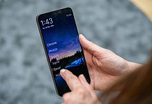 Eine Frau nutzt die App Olauncher auf einem Android-Handy - Nico Tapia/dpa-tmn