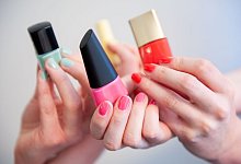 Frauen mit lackierten Fingernaegeln - Mascha Brichta/dpa-tmn Frauen mit lackierten Fingernaegeln - Mascha Brichta/dpa-tmn