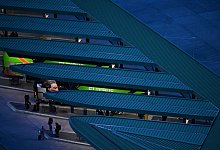 Fahrgäste und ein Bus der Firma Flixbus am ZOB Berlin - Sebastian Gollnow/dpa/dpa-tmn Fahrgäste und ein Bus der Firma Flixbus am ZOB Berlin - Sebastian Gollnow/dpa/dpa-tmn