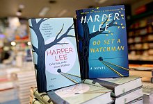 Ein Roman von Harper Lee in deutscher und englischer Fassung - picture alliance / dpa Ein Roman von Harper Lee in deutscher und englischer Fassung - picture alliance / dpa