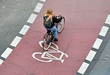 Eine Frau fährt auf einem Fahrradstreifen in einem Kreisverkehr - Janne Kieselbach/dpa/dpa-tmn