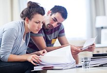 Paar prüft gemeinsam Unterlagen - Christin Klose/dpa-tmn