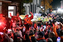 Großer Martinszug mit Feuerwerk - Roberto Pfeil/dpa