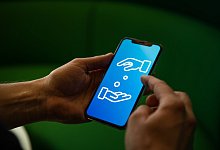 Ein Mann nutzt ein Smartphone zum Geldverkehr - Zacharie Scheurer/dpa-tmn Ein Mann nutzt ein Smartphone zum Geldverkehr - Zacharie Scheurer/dpa-tmn