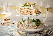 Brottorte mit Eiersalat, Wiener Würstchen und Obazda-Füllung - Christin Klose/dpa-tmn