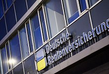 «Deutsche Rentenversicherung» an einer Fassade - Julian Stratenschulte/dpa/dpa-tmn
