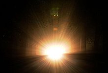 Auto mit Aufblendlicht bei Nacht - Ingo Wagner/dpa/dpa-tmn