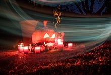 Geschnitzter Halloween-Kürbis steht in einem Garten - Christin Klose/dpa-tmn Geschnitzter Halloween-Kürbis steht in einem Garten - Christin Klose/dpa-tmn