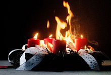 Ein Adventskranz brennt - Markus Scholz/dpa-tmn