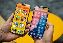 Ein Mann nutzt iOS 26 auf einem iPhone - Nico Tapia/dpa-tmn