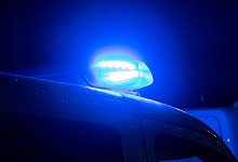 Ein Blaulicht leuchtet auf dem Dach eines Polizeiwagens - Sarah Knorr/dpa Ein Blaulicht leuchtet auf dem Dach eines Polizeiwagens - Sarah Knorr/dpa