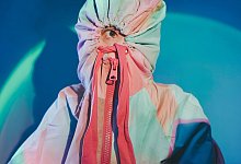 Frau versteckt ihr Gesicht in einem Hoodie - Nanitha/Westend61/dpa-tmn Frau versteckt ihr Gesicht in einem Hoodie - Nanitha/Westend61/dpa-tmn