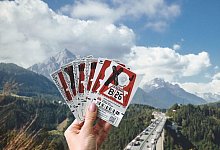 Vignetten in Oesterreich vor einer Autobahn - ---/ASFINAG/dpa-tmn