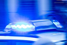 Ein Streifenwagen der Polizei ist mit Blaulicht im Einsatz - Jens Büttner/dpa Ein Streifenwagen der Polizei ist mit Blaulicht im Einsatz - Jens Büttner/dpa