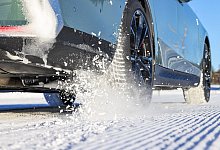 Auto fährt beim Winterreifentest der GTÜ durch Schnee - GTÜ/dpa-tmn