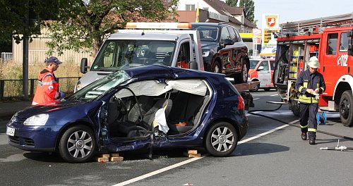 Zusammenstoß: Ein Golf und ein Bus prallten auf der Rothenfelder Straße, Einmündung Westheider Weg aufeinander. - © Rita Sprick, HK