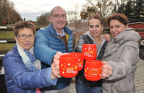 AGS-Vorsitzende Katja Tarun (2. v. r.) mit Renate Kampmann, Rainer Scharmann und Astrid Lonnemann auf dem Weihnachtsmarkt Steinhagen. - © son