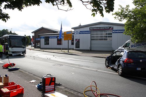 Zusammenstoß: Ein Golf und ein Bus prallten auf der Rothenfelder Straße, Einmündung Westheider Weg aufeinander. - © Rita Sprick, HK