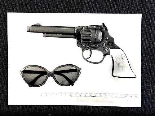 Mit einer Spielzeugpistole fordert der Täter die Frau auf, ihr das Geldversteck zu verraten. Als sie sich wehrt, ermordet er sie. - © Polizei
